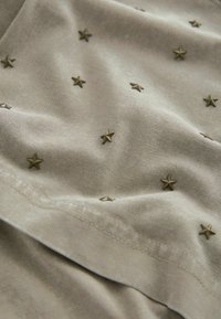 Next SHORT SLEEVE  EMBELLISHED SPARKLE  REGULAR FIT - Paprasti marškinėliai - khaki green stars