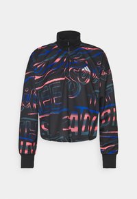 Černý svetr na zip s vysokým límcem, barevný abstraktní textový vzor v růžové a modré, dlouhé rukávy a žebrované manžety.