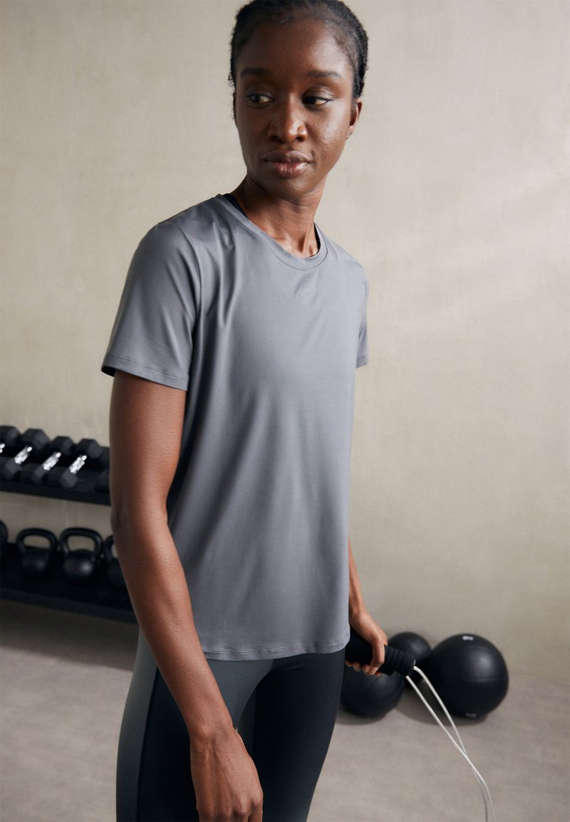 Nike Performance ONE CLASSIC  - Camiseta deportiva - iron grey