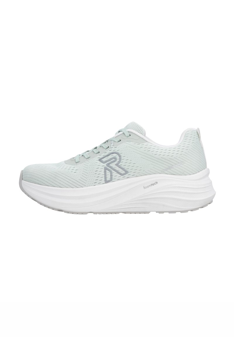 Chaussures de course bleu clair avec tige en mesh, semelle intermédiaire blanche et un logo "R" proéminent sur le côté. Motif texturé sur le talon pour une meilleure adhérence.