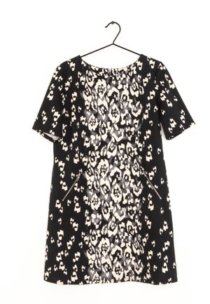 Schwarzes Kleid mit kurzen Ärmeln, das mit einem cremefarbenen und grauen Tierdruck verziert ist. Es hat einen runden Halsausschnitt und seitliche Reißverschlusstaschen.
