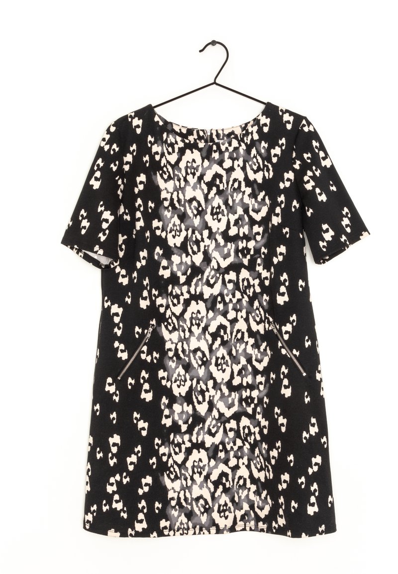 Svart klänning med korta ärmar som har ett mönster i kräm och grått djurtryck. Den har en rund halsringning och sidofickor med dragkedja.