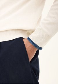 Oscar Jacobson Stickad tröja - white