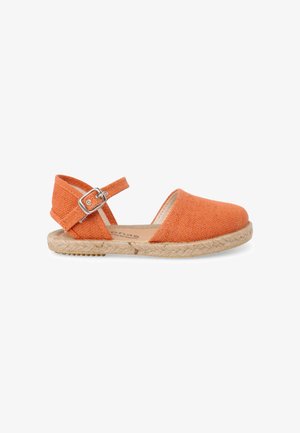 Sandale plate orange en tissu à bout ouvert avec semelle tressée et bride de cheville réglable avec boucle argentée, présentée sur fond blanc.