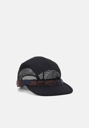 Casquette en mesh noire avec panneaux avant pleins et large bande à motifs marron et bleu autour de la base, montrée sur fond blanc.