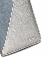 Angolo di borsa triangolare con pannelli in pelle grigia e blu testurizzati e logo "zwei" in rilievo sulla sezione grigia.