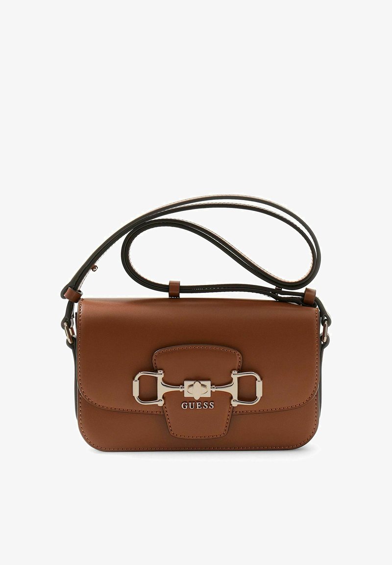 Sac à bandoulière en cuir marron avec boucle argentée et logo "GUESS" sur le rabat avant, doté d'une sangle ajustable bouclée en haut.