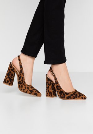 Sandały na obcasie w wzór panterki z wydłużonym noskiem i zapięciem na pięcie, z mocnym obcasem i gładkim zamszowym wykończeniem.