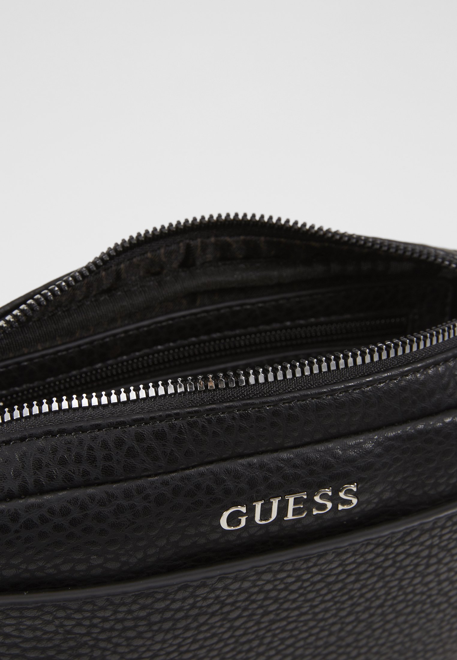 Guess DAN SMALL NECESSAIRE Skulderveske black Zalando.no Guess DAN SMALL NECESSAIRE Skulderveske black Zalando.no