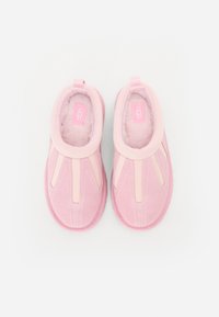 Rosa slip-on skor med mjukt mockautvändigt, som har elastiska sidopaneler och en plyschinredning. Rund tå och robust gummisula.