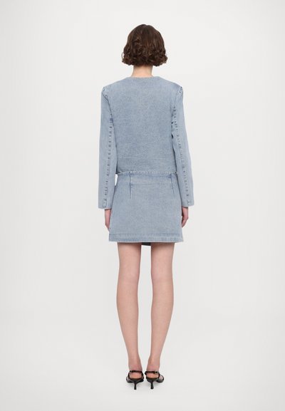 Hellblaues Denim-Set bestehend aus Jacke und Rock, mit langen Ärmeln, tailliertem Schnitt und geradliniger Silhouette im minimalistischen Design.