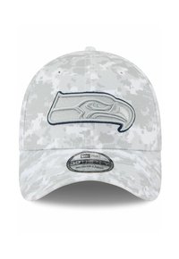 Grau camouflierte Mütze mit erhabenem, besticktem Logo der Seattle Seahawks. Weicher Stoff, gebogener Schirm und verstellbares Größenetikett.