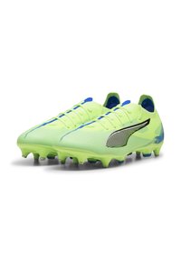 Scarpe da calcio verde lime con un design aerodinamico, tomaia in mesh testurizzato, accenti blu e tacchetti conici per una migliore trazione.