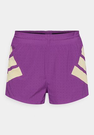 Pantaloni scurți sport mov cu textură perforată, având accente geometrice mari crem pe fiecare parte și o talie elastică.