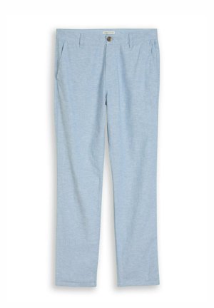 Pantalon bleu clair à jambes droites avec poches avant, passants pour ceinture et fermeture par bouton marron à la taille.