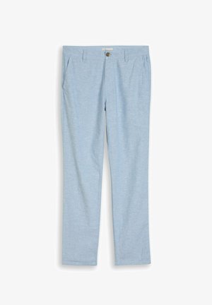Pantalon bleu clair à jambes droites avec poches avant, passants pour ceinture et fermeture par bouton marron à la taille.