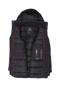 Giubbotto puffer navy con cappuccio, caratterizzato da una texture trapuntata, cuciture decorative rosse, multiple tasche e un'etichetta interna. Materiale impermeabile.