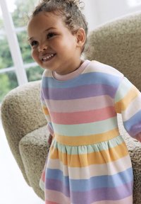 Mehrfarbiges gestreiftes Kleid mit pastellfarbenen Blau-, Pink-, Gelb- und Grüntönen, mit geraffter Taille und weichem Stoff.