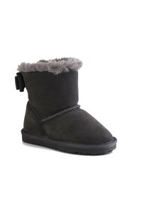Stivale alla caviglia in suede nero con una morbida fodera in pelliccia sintetica grigia, caratterizzato da una suola in gomma testurizzata e un fiocco decorativo sul lato.
