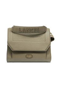 Sac à main en cuir vert avec surface texturée, fermeture rabat et logo de la marque en relief sur le dessus. Inclut une bande amovible pour plus de polyvalence.