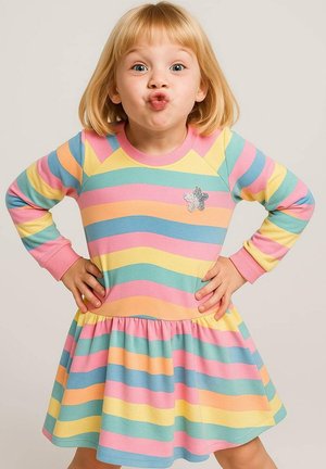 Gestreiftes Kleid in mehreren Farben mit horizontalen Wellen in zartem Rosa, Gelb, Blau und Grün, einem gerafften Rock und einer Blumenapplikation.