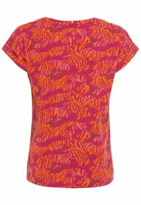 Chemisier à manches courtes pour femme avec encolure ronde, présentant un motif abstrait ondulé rose et orange sur l'ensemble.