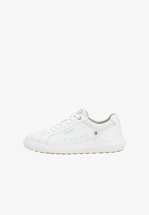Witte sneaker met een glad leren bovenwerk, rubberen zool, subtiele perforaties aan de zijkant en beige accenten op de kraag en de tong.