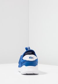 Modrá sportovní bota s síťovinovým svrškem, bílou podrážkou a bílou patní klopou s logem. Obsahuje modré akcenty a pruhovanou poutko.