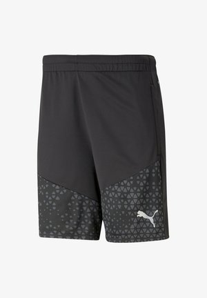 Zwarte sportshorts met een geometrisch patroon in grijstinten, een elastische tailleband en een wit Puma-logo aan de onderzijde recht.