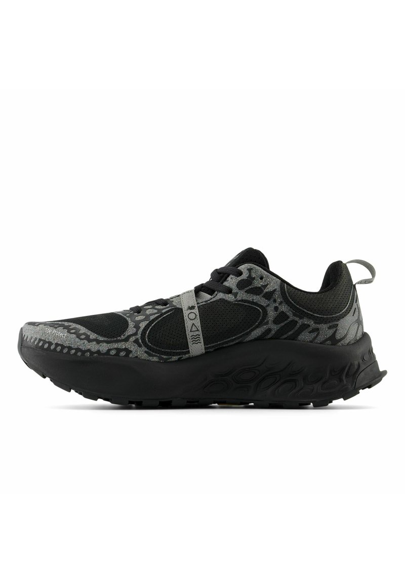 Scarpa sportiva con tomaia in rete nera caratterizzata da un motivo grigio testurizzato, un collarino imbottito e una spessa suola in gomma nera per una migliore aderenza.