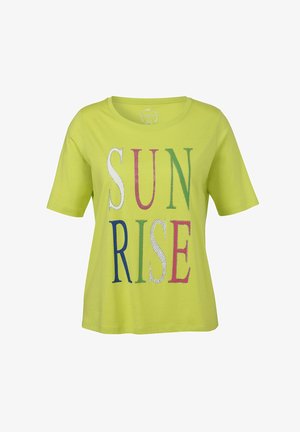Gelfarbene T-Shirt mit kurzen Ärmeln, auf dem der Text "SUN RISE" in bunten, gemusterten Buchstaben zu sehen ist. Aus weichem Baumwollmaterial.