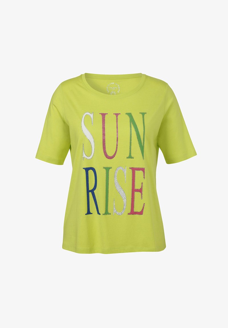 Gelfarbene T-Shirt mit kurzen Ärmeln, auf dem der Text "SUN RISE" in bunten, gemusterten Buchstaben zu sehen ist. Aus weichem Baumwollmaterial.