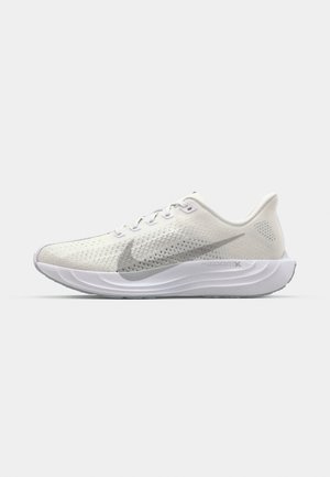 Shoe desportivo branco com parte superior em malha respirável, swoosh texturizado, sola acolchoada e um subtil acento cinza na lateral. Design leve.