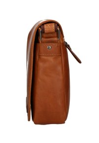 Borsa a tracolla in pelle marrone con design slim. Presenta una tasca frontale con zip e una tracolla in tessuto con dettagli metallici. Texture liscia.
