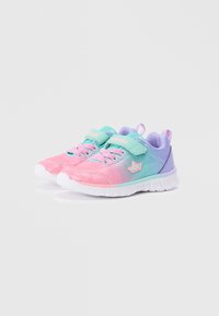 Dětské tenisky v růžové, mátové a levandulové síťovině. Mají popruch a tkaničky, bílou podešev a logo na boku.