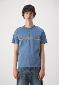 Kék pamut póló, vízszintes, több színű csíkkal és "PEPE JEANS" logóval. Rövid ujjú, kerek nyakkivágású, sima textúrájú.