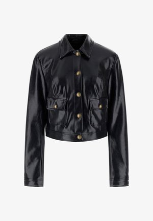 Afgeknipte zwarte jas van namaalleer met een glanzende afwerking, puntige kraag, gouden drukknopen en twee voorzakken.