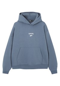 Sudadera azul claro con bolsillo frontal, dobladillo y puños acanalados, con un logo de texto blanco en el pecho y capucha con cordón.