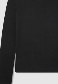 Czarna bluzka z długim rękawem o gładkiej fakturze, prostym dolnym wykończeniu i minimalistycznym designie. Brak widocznych wzorów lub elementów metalowych.