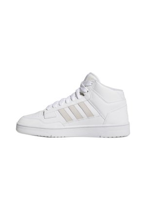 Baskets mi-hautes blanches avec des rayures gris clair, lacets blancs et une semelle texturée, présentées en profil sur un fond blanc.