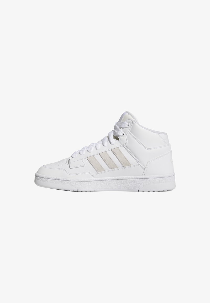 Białe mid-top sneaker z jasnoszarymi paskami, białymi sznurówkami i teksturowaną podeszwą, pokazane w profilu bocznym na białym tle.