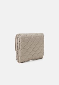 Pochette beige matelassée avec un motif en galons, de forme rectangulaire, texture douce et design rabattable.