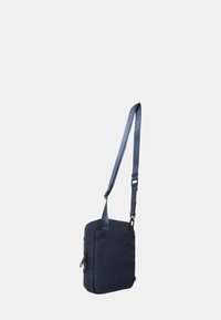 Compatta borsa a tracolla blu navy con tracolla regolabile e scomparti con cerniera, mostrata su uno sfondo chiaro e uniforme.