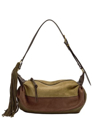 Mała torba hobo z zielonymi i brązowymi panelami z zamszu, regulowanym skórzanym paskiem, zamkiem błyskawicznym i długim skórzanym chwostem z boku.