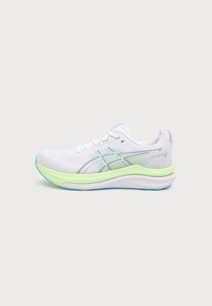 Chaussure de running blanche avec semelle intermédiaire vert clair et accents bleus sur la semelle extérieure, avec une tige en mesh et des bandes logo argentées sur le côté.