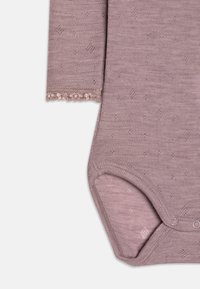 Bodysuit s dlouhým rukávem v jemné purpurové látce, s texturovaným vzorem, se vzorovanou krajkou na koncích rukávů a patentkami na spodní části.