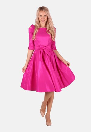 Fuchsia Satin-Kleid mit tailliertem Oberteil und fließendem A-Linien-Rock; verfügt über schulterfreie Ärmel und eine gebundene Taillendetail.