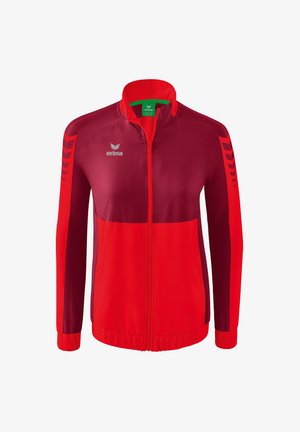 Rotte und dunkelrote Jacke mit hohem Kragen, durchgehendem Reißverschluss und Logo. Verfügt über strukturierte Einsätze und Chevron-Akzente an den Ärmeln.