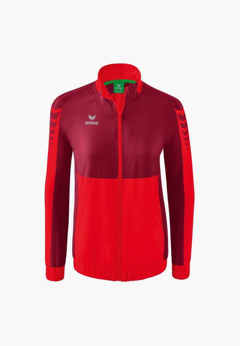 Rotte und dunkelrote Jacke mit hohem Kragen, durchgehendem Reißverschluss und Logo. Verfügt über strukturierte Einsätze und Chevron-Akzente an den Ärmeln.