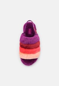 Puszyste klapki wsuwane z warstwowym wzorem w odcieniach fioletu, czerwieni i różu; charakteryzują się miękką teksturą oraz paskiem z logo.